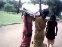 মাকে দাহ করার পয়সা নেই, কাঠ জোগাড় করতে বাড়ির চাল ভাঙলেন মেয়েরা