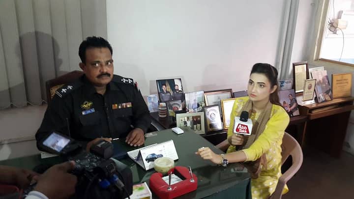 পুলিশ জানিয়েছে, স্বামীর সঙ্গে উত্তর নিজামাবাদের পেশোয়ারি আইসক্রিম পার্লারে গিয়েছিলেন সানা। তখন ১৫ বছরের একটি ছেলে তাঁর সঙ্গে সেলফি তোলার পর আইসক্রিম অফার করে তাঁকে। 