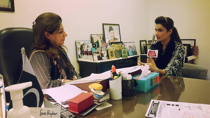 বাড়ি ফেরার পথে অসুস্থ হয়ে পড়েন সানা। তাঁর স্বামী তখনই তাঁকে হাসপাতালে ভর্তি করেন। 