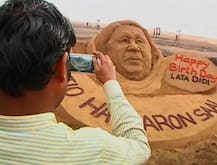 স্যান্ড আর্টে লতাকে জন্মদিনের শুভেচ্ছা সুদর্শনের