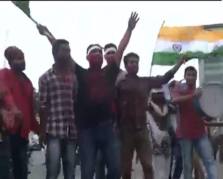 ভারতীয় সেনাবাহিনী বুধবার রাতে সীমান্ত পেরিয়ে পাক অধিকৃত কাশ্মীরে ঢুকে সার্জিক্যাল স্ট্রাইকের মাধ্যমে জঙ্গিদের লঞ্চ প্যাড ধ্বংস করে দিয়েছে। এই অভিযানে অন্তত ৪০ জন জঙ্গি নিহত হয়েছে।