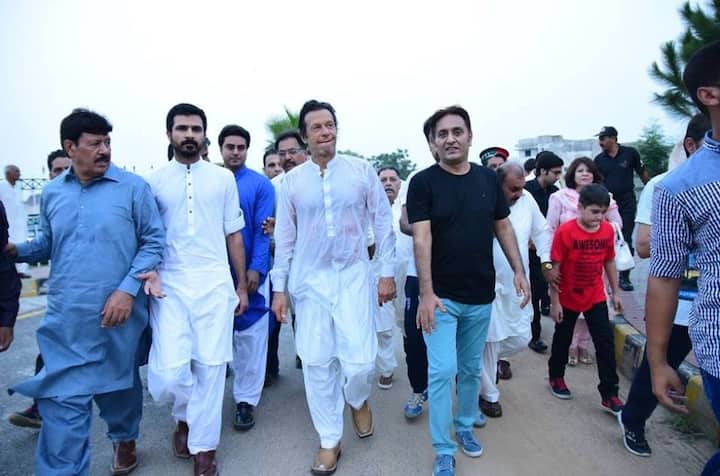 এই জনসভা থেকেই নওয়াজকে ক্ষমতা থেকে সরিয়ে দেওয়ার হুঁশিয়ারি দিয়েছেন ইমরান