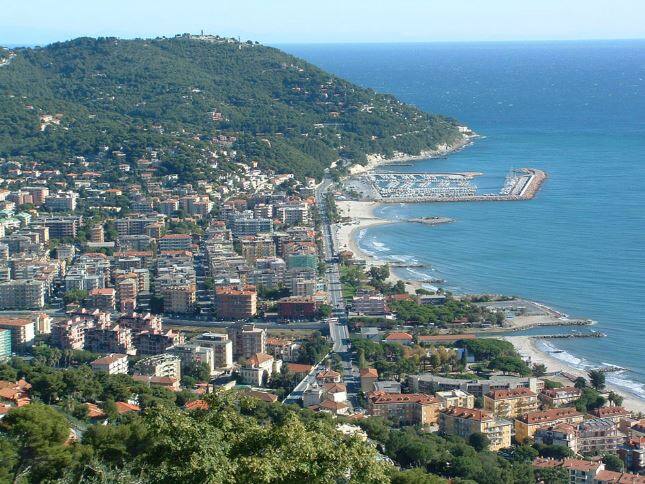 ইউরোপের একটি দেশ অন্ডোরা। এদেশেরও নিজস্ব সেনাবাহিনী নেই। দরকার পড়লে ফ্রান্স এবং স্পেনের সাহায্য নেয় তারা।