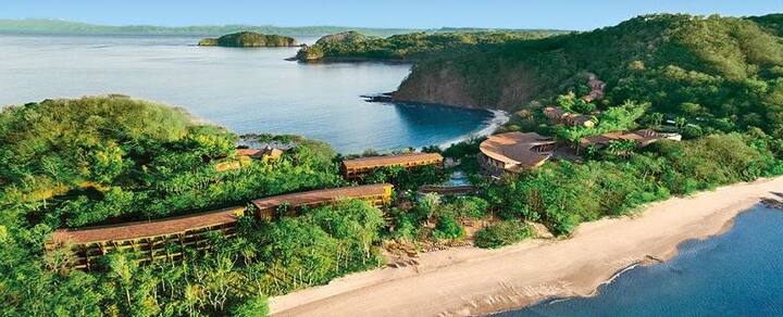 মধ্য আমেরিকার কোস্টা রিকা। এদের কাছেও নেই কোনও সেনাবাহিনী।