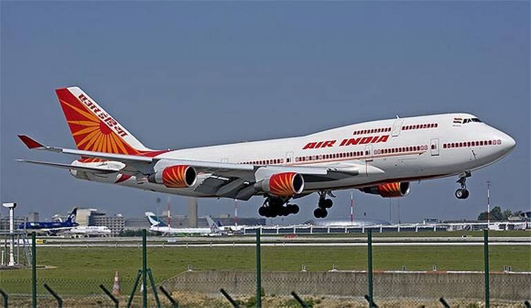 As Flight Gets Delayed Pilot Threatens Engineer Plane Chadha Doonga উড়ানে দেরি হচ্ছে কেন? পাইলটের ইঞ্জিনিয়ারকে হুমকি ‘প্লেন তুলে দেব ঘাড়ে’!