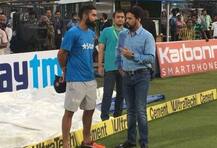 ইডেনের গ্যালারিতে ঝাঁটা হাতে কোহলি-অনুরাগরা