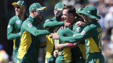 জোহানেসবার্গের ওয়ান্ডারার্স স্টেডিয়ামে দ্বিতীয় একদিনের ম্যাচে ১৪২ রানে জয় পেয়েছে দক্ষিণ আফ্রিকা