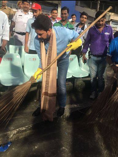 সচিন তেন্ডুলকর, অমিতাভ বচ্চন সহ বহু বিশিষ্ট ব্যক্তি এই অভিযানে যোগ দিয়েছেন। এবার কোহলিরাও যোগ দিলেন।