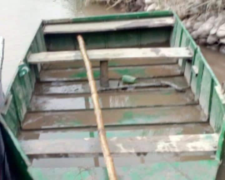 Punjab Bsf Seizes Pakistani Boat From River Ravi পঞ্জাব: রাভি নদী থেকে পাকিস্তানের নৌকা আটক করল বিএসএফ