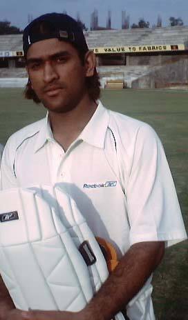 উল্লেখ্য, ধোনিকে অনুর্দ্ধ ১৯ বিশ্বকাপের দলে সুযোগ পান। মহম্মদ কাইফের নেতৃত্বাধীন ভারত বিশ্বকাপ জিতেছিল। যুবরাজ সিংহ ছিলেন ওই টুর্নামেন্টের তারকা ক্রিকেটার।