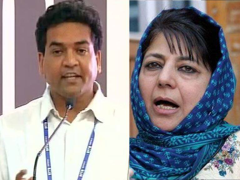 Ruckus Marks Event As Mehbooba Pitches For Investing In Emotions In Jk পর্যটন ও নাশকতা কি একসঙ্গে চলতে পারে? মেহবুবাকে আক্রমণ দিল্লির মন্ত্রীর