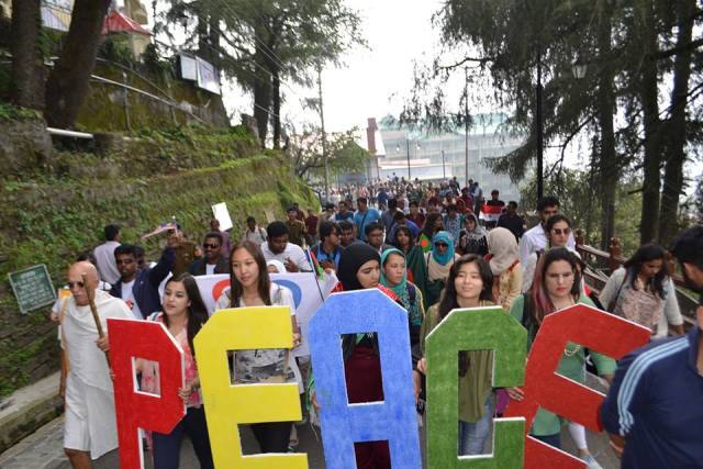 ভারত-পাক কূটনৈতিক ও সামরিক উত্তেজনার মধ্যেই ভারতে ১১ তম বিশ্ব যুব শান্তি উৎসবে যোগ দিতে পাকিস্তান থেকে এসেছিলেন ১৯ জন তরুণী। এদেশে এসে তাঁরা মুগ্ধ
