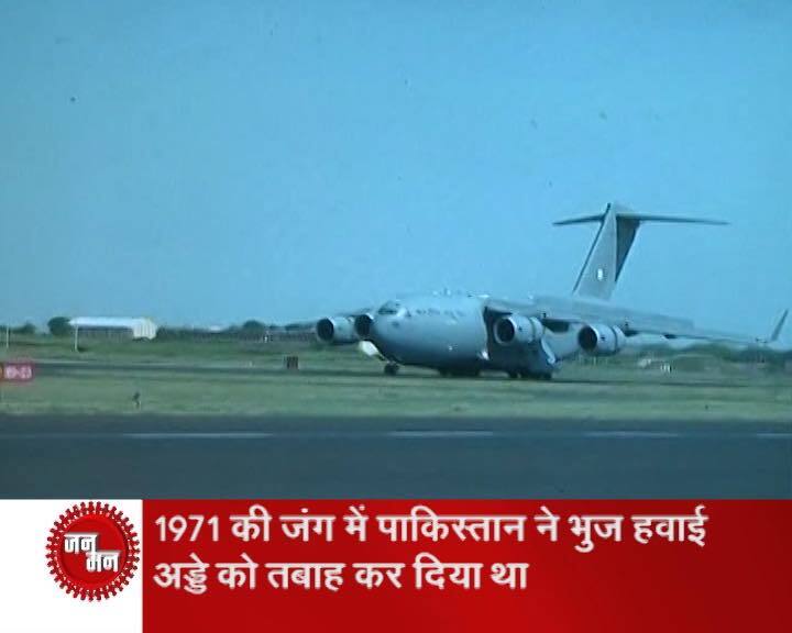 কিন্তু এই কাজের জন্য যখন লোক পাওয়া যাচ্ছিল না, তখন এগিয়ে এলেন মাধাপুর গ্রামের সাহসিনীরা। নিজেদের কাঁধে তাঁরা এই দায়িত্ব তুলে নেন। যুদ্ধের মতো কঠিন পরিস্থিতিতেই ওই মহিলারা ঘরের বাইরে বেরিয়ে আসেন এবং রানওয়ের মেরামতির কাজ শুরু করে দেন। প্রথমে তো ৩০-৪০ জন মহিলা কাজ শুরু করেছিলেন। কিন্তু তাঁদের সাহসিকতায় অনুপ্রাণিত হয়ে ৩০০ জন মহিলা এগিয়ে আসেন। মাথার ওপর যখনই পাকিস্তানি বিমান আসার সাইরেন বেজে উঠত ওই মহিলারা তখন আশেপাশের গাছ ও ঝোপঝাড়ের আড়ালে লুকিয়ে পড়তেন। দেখতে দেখতে ৭২ ঘন্টার মধ্যেই তারা ভুজের নয়া রানওয়ে তৈরি করে দেন। 