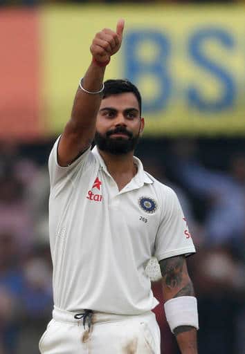 অধিনায়ক হিসেবে টেস্টে এটি কোহলির ষষ্ঠ শতরান। এরই মাধ্যমে তিনি ভারতের সবচেয়ে দুই সফলতম অধিনায়ককে টপকে গেলেন।