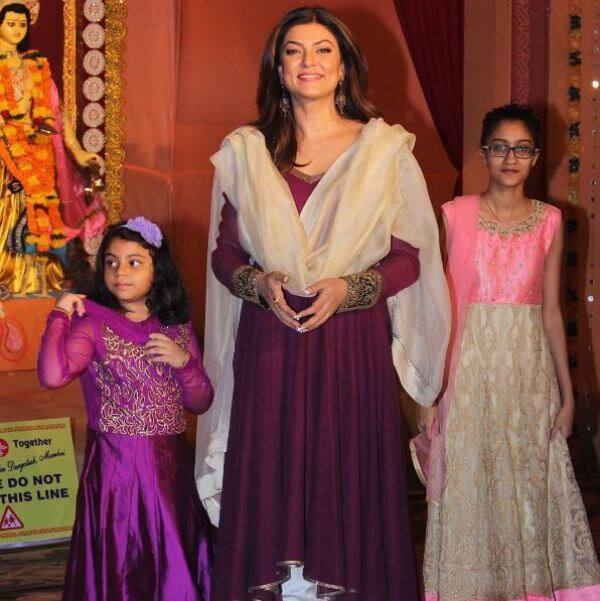 সুস্মিতা সেন। সঙ্গে তাঁর দুই মেয়ে রেনে এবং আলিজিয়া