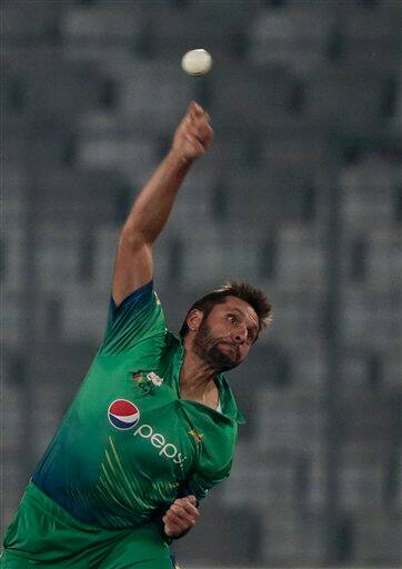 মিঁয়াদাদ আরও বলেছেন, আমার ক্ষমতা থাকলে আফ্রিদি দেশের হয়ে আর খেলতে পারতেন না।