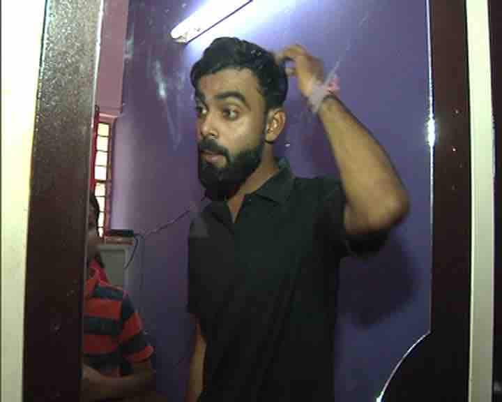 এই যুবক যখনই শপিং বা অন্য কোথাও যান, তখনই আশেপাশের লোকজন অটোগ্রাফ চেয়ে ভিড় করে।