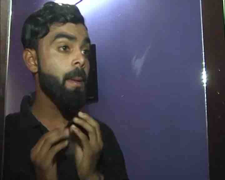এই যুবকের নাম প্রিন্স। প্রিন্স একেবারেই ভারতীয় টেস্ট দলের অধিনায়ক বিরাট কোহলির মতো দেখতে। অনেকেই তাঁকে বিরাট ভেবে ভুল করেন। যদিও তাঁর রিয়েল লাইফ হিরো বিরাট কোহলির সঙ্গে দেখা করার সুযোগ হয়নি প্রিন্সের