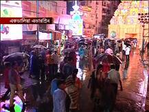 নবমী নিশিতে বৃষ্টি উপেক্ষা করেই রাজপথে মানুষের ঢল