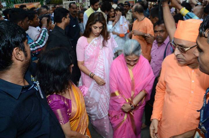 ঐতিহ্যমণ্ডিত পোশাকে দেখা গেল পুরো বচ্চন পরিবারকে। 