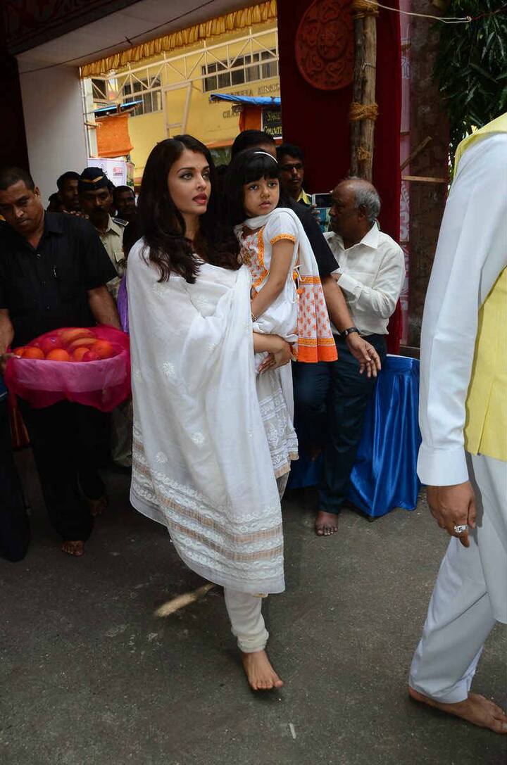 জুতো পরেননি ঐশ্বর্যা। 