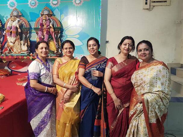 রীতি মেনে পুজোর পাশাপাশি বিভিন্ন অনুষ্ঠানেরও আয়োজন করা হয়েছে পুজোর দিনগুলিতে। 