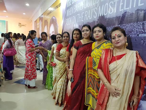 এখানকার প্রবাসী বাঙালিদের ওয়েবসাইটে পুজোর নির্ঘন্ট দেওয়া হয়েছে। 