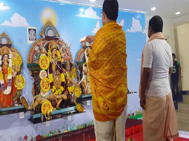 নাইজেরিয়ার লাগোসেও দুর্গাপুজোয় প্রতি বছরের মতোই মেতে উঠলেন সেখানকার বাসিন্দারা।