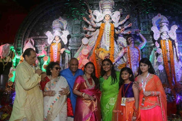 পরিবারের সবার সঙ্গে রানি