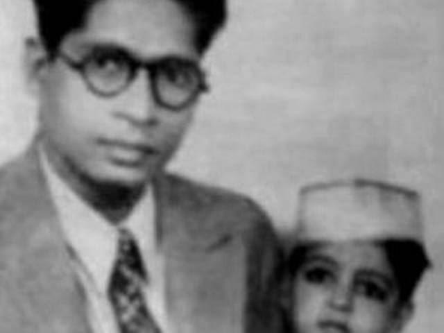 তাঁদের আসল পদবি শ্রীবাস্তব। অমিতাভের বাবা লেখালেখির জন্য ‘বচ্চন’ ছ্দ্মনাম নিয়েছিলেন। সেটিই গ্রহণ করেন পরিবারের অন্য সদস্যরা। 