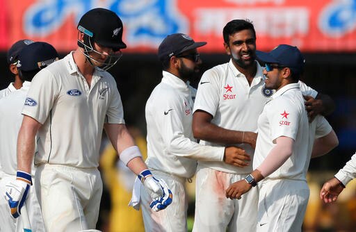 এই টেস্টে প্রথম ইনিংসে ৬ উইকেট নেওয়ার পর দ্বিতীয় ইনিংসে ৭ উইকেট নেন অশ্বিন