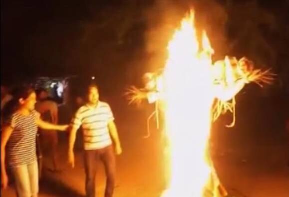 Video Nsui Burns Effigy Of Modi In Jnu Projects Him As Ravan Rises Objectionable Slogans ভিডিওতে দেখুন: দশেরায় রাবণের বদলে মোদীর কুশপুতুল দাহ জেএনইউতে, সঙ্গে আপত্তিকর স্লোগান এনএসইউআই-এর