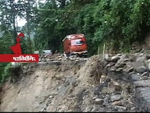 প্রবল বৃষ্টিতে ফের ব্যাহত শিলিগুড়ি-সিকিম সংযোগকারী ১০ নম্বর জাতীয় সড়ক মেরামতির কাজ, আটকে বহু গাড়ি