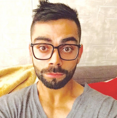 দেখুন, মাঠের বাইরে নানা ভঙ্গিতে বিরাট কোহলি