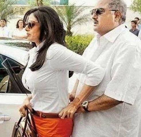 প্রকাশ্যেই শ্রীদেবীর পোশাক ঠিক করে দিচ্ছেন তাঁর স্বামী বনি কপূর