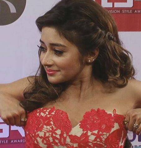 ছোটপর্দার তারকা টিনা দত্তরও একবার পোশাক খুলে যাওয়ার উপক্রম হয়েছিল