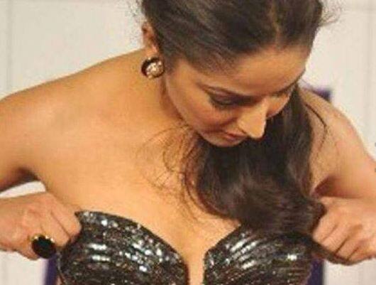 আর একটু হলেই অভিনেত্রী ও মডেল ইয়ামি গৌতমের স্ট্র্যাপলেস পোশাক খুলে যাচ্ছিল। কোনওমতে সামাল দিলেন তিনি