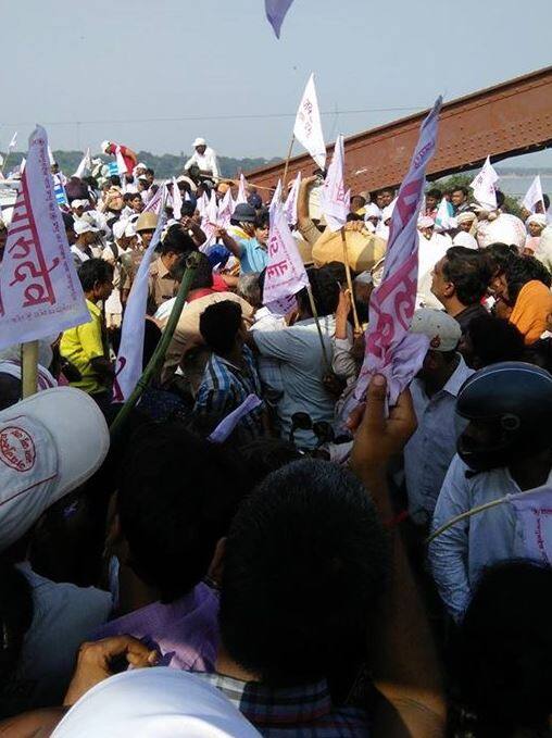 দুর্ঘটনায় নিহত এক মহিলার ছেলে বলেছেন, হঠাৎই ধাক্কাধাক্কি শুরু হয়ে যায়। একসঙ্গে সবাই ছুটতে শুরু করেন। ধাক্কাধাক্কির সময়ই পড়ে গিয়ে কয়েকশো মানুষের পায়ের চাপে তাঁর মায়ের মৃত্যু হয়। তিনিও পড়ে গিয়েছিলেন। তবে কোনওরকমে উঠে দাঁড়াতে পেরেছিলেন