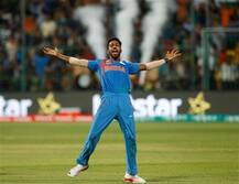 বাবাকে গাড়ি উপহার দিতে পেরে চোখে জল হার্দিকের!