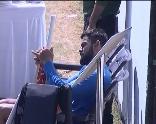 আজ ধর্মশালায় প্রথম একদিনের ম্যাচ। তার আগে শনিবার নেটে নিজের ব্যাটিং দক্ষতায় শান দিচ্ছিলেন কোহলি। হাতে ছিল সবচেয়ে প্রিয় ব্যাট। সমস্যা দেখা দিল সেই ব্যাট নিয়েই