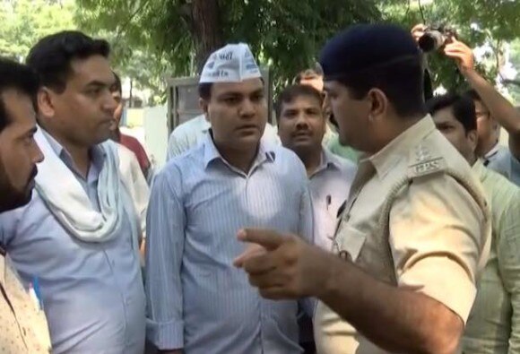 Delhi Police Arrest Aap Mla Gulab Singh Yadav In Gujarat গুজরাতে কেজরীবালের সভার আগে গ্রেফতার আপ বিধায়ক
