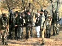 কাশ্মীরে পুলিশকর্মীদের থেকে ৫টি বন্দুক ছিনিয়ে চম্পট দিল জঙ্গিরা