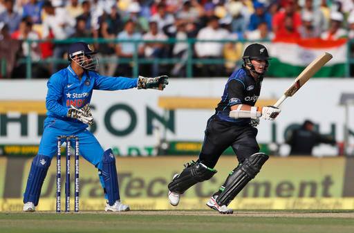 একদিনের ম্যাচে অধিনায়ক হিসেবে সবচেয়ে বেশি জয়ের তালিকায় ধোনি এখন দ্বিতীয় স্থানে। রবিবারের জয়ের পর অস্ট্রেলিয়ার প্রাক্তন অধিনায়ক অ্যালান বর্ডারকে টপকে গিয়েছেন ধোনি। ১৭৮ ম্যাচের মধ্যে ১০৭টিতে জয় পেয়েছিলেন বর্ডার