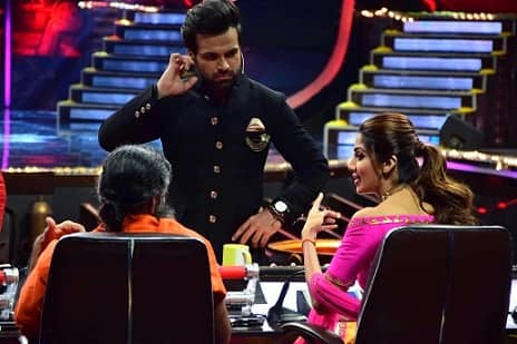 অনুষ্ঠান শুরুর আগে শেষ মুহূর্তের প্রস্তুতি। ছবি সৌজন্যে সঙ্কেত শিন্ডে/সোলারিস ইমেজেস