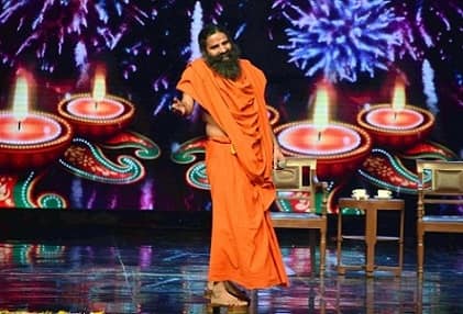 একটি বেসরকারি টেলিভিশন চ্যানেলের নাচের অনুষ্ঠানে হাজির হলেন যোগগুরু রামদেব। ছবি সৌজন্যে সঙ্কেত শিন্ডে/সোলারিস ইমেজেস