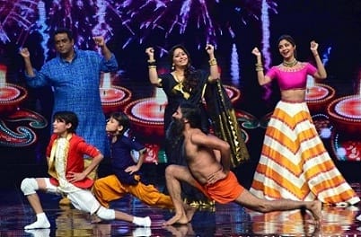 সবার সঙ্গে মিলে যোগাসন করেন রামদেব। ছবি সৌজন্যে সঙ্কেত শিন্ডে/সোলারিস ইমেজেস