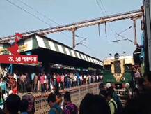 খড়দায় রেল অবরোধ, দুর্ভোগ যাত্রীদের