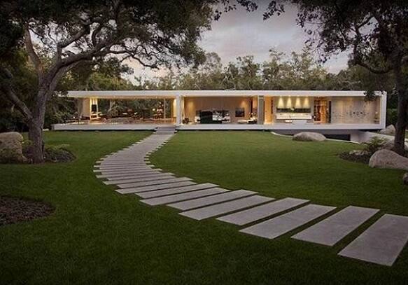 এটা প্রাসাদোপম বাড়ির প্রবেশপথ..