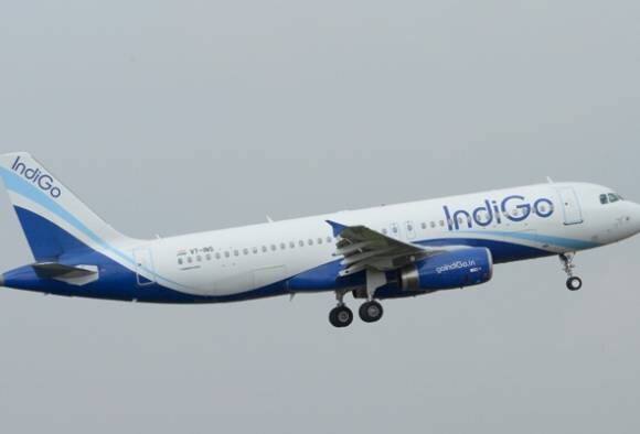 Passenger tries to enter IndiGo plane cockpit to charge mobile phone মোবাইলে চার্জ দেওয়ার নামে ককপিটে ঢোকার চেষ্টা ‘মাতাল’ যাত্রীর, নামিয়ে দেওয়া হল বিমান থেকে, জেরার পর রেহাই