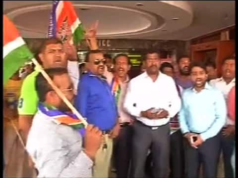 কাজ হল না কর্ণ জোহরের আর্জিতেও, ‘অ্যায় দিল..’-এর মুক্তির বিরুদ্ধে বিক্ষোভ এমএনএসের